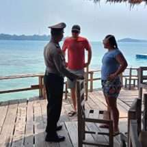 Sat Pam Obvit Polres Kepulauan Seribu Berikan Pelayanan Humanis kepada Wisatawan