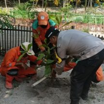Polsek Kep. Seribu Selatan dan Warga Tanam Pohon di Pulau Tidung dan Pulau Untung Jawa untuk Reduksi Polusi Udara