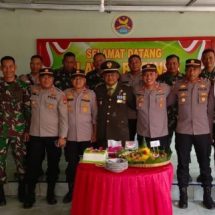 Polsek Buat Madang Datangi Koramil 403-05 Berikan Kejutan Ucapan HUT TNI ke 78