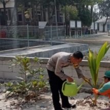 Polsek Kepulauan Seribu Utara Beserta Polres Kepulauan Seribu Gencar Bersama Warga Tanam Pohon untuk Kurangi Polusi Udara