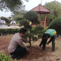 Polsek Kepulauan Seribu Selatan Galakkan Aksi Penanaman Pohon untuk Mengurangi Polusi Udara bersama Pelajar Sekolah Dasar Pulau Lancang