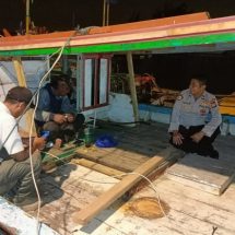 Polsek Kepulauan Seribu Selatan Patroli Malam dan Sambang Nelayan di Atas Kapal