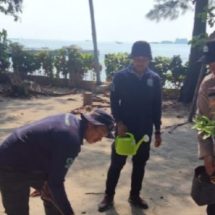 Bhabinkamtibmas Pulau Pramuka Gencar Tanam Pohon untuk Kurangi Polusi Udara