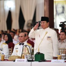 Menhan Prabowo ke Kadet Mahasiswa UNHAN RI: Cari Solusi Atasi Kesulitan Rakyat