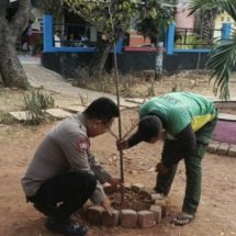 Bhabinkamtibmas Pulau Untung Jawa Tanam Pohon untuk Kurangi Polusi dan Tingkatkan Penghijauan