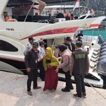 Bripka Indri Pratiwi Polwan Polres Kepulauan Seribu Sambut Ramah Penumpang Kapal di Pulau Tidung