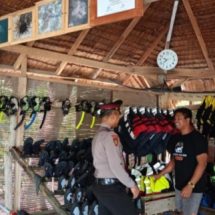 Satuan Pengamanan Objek Vital Kepulauan Seribu Terus Ajak Wisatawan Bersenang-senang dengan Aman di Laut
