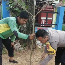 Bhabinkamtibmas Pulau Untung Jawa Aipda Masito Giat Tanam Pohon untuk Bersihkan Udara dan Hijaukan Lingkungan