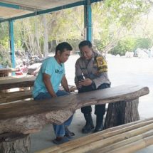 Bripka Kohim Chovivi Sosialisasikan Layanan Contact Center 110 POLRI di Pulau Pari Polres Kepulauan Seribu