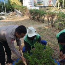 Polsek Kepulauan Seribu Selatan dan Warga Tanam Pohon demi Bersihkan Udara Pulau-pulau Penduduk