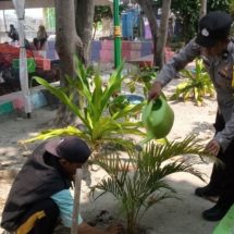 Polsek Kepulauan Seribu Utara dan Warga Bersatu Tanam Pohon demi Bersihkan Udara