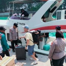 Polwan Bripka Indri Pratiwi dan Tim Polsubsektor Pulau Tidung Memastikan Pelayanan Humanis dan Keamanan Selama Kedatangan Kapal di Pulau Tidung