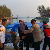 Evakuasi Kapal KM AS Pesona Samudra oleh Polsek Kepulauan Seribu Selatan dalam Rangka Kegiatan Hajatan Betawi di Pulau Tidung