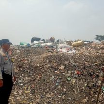 Bhabinkamtibmas Polsek Kalideres Siap Bantu Warga Mengurangi Kebakaran di Area Penampungan Sampah