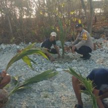 Polsek Kepulauan Seribu Utara, Polres Kepulauan Seribu, dan Warga Bersatu Tanam Pohon untuk Bersihkan Udara