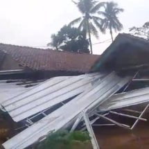 Rumah Seorang Wartawan di Pringsewu Lampung Diterjang Angin Puting Beliung, FWJ Indonesia Bergerak!