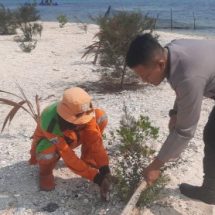 Polsek Kepulauan Seribu Selatan dan Warga Bersatu untuk Menanam Bibit Pohon demi Mengatasi Polusi Udara