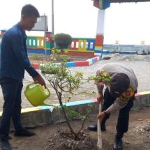Polsek Kepulauan Seribu Utara dan Warga Bersatu dalam Penanaman Bibit Pohon untuk Kurangi Polusi Udara