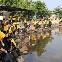 Kapolres Kepulauan Seribu Pimpin Aksi Bersih Pantai Demi Perangi Sampah Plastik
