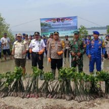 Kapolres Kepulauan Seribu dan Para Pejabat Utama Polres Rayakan HUT Polairud ke-73 dengan Tanam 500 Bibit Pohon Mangrove di Pulau Untung Jawa