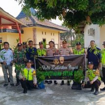 Gandeng Koramil 403/O5, Kapolsek Buay Madang Laksanakan Penghijauan Sejak Dini dengan Menanam 200 Pohon di Desa Binaan
