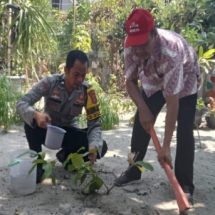 Polsek Kepulauan Seribu Utara Bersama Warga Tanam Pohon untuk Kurangi Polusi Udara