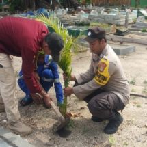 Polsek Kepulauan Seribu Utara dan Warga Laksanakan Aksi Penanaman Pohon untuk Kurangi Polusi Udara