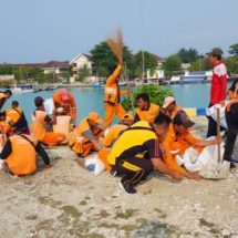 Hadapi Musim Hujan, Bhabinkamtibmas Polres Kep. Seribu Bergabung dalam Aksi Bakti Bersama Bersihkan Pulau Pramuka