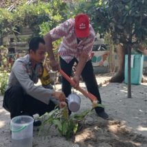 Polsek Kepulauan Seribu Utara dan Warga Tanam Pohon untuk Bersihkan Udara Pulau-Pulau