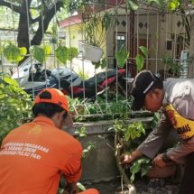 Polsek Kep. Seribu Selatan Gencar Pimpin Gerakan Penanaman Pohon Bersama Warga untuk Reduksi Polusi Udara