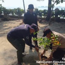 Polsek Kep. Seribu Utara Bersama Polres Kepulauan Seribu dan Warga Tanam Puluhan Pohon untuk Mengurangi Polusi Udara