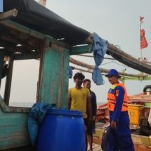 Team Patroli Satpolair Polres Kepulauan Seribu Himbau Keselamatan Nelayan di Perairan Pulau Lancang