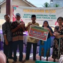 Polsek Buay Madang, Laksanakan Giat PAM Penyaluran BLT Di Desa Kurungan Nyawa II