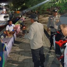 Polsek Kepulauan Seribu Utara Lakukan Patroli Malam Dialogis di Pulau Kelapa Himbau Waspada terhadap Hoaks serta Paham Radikal