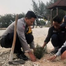 Polsek Kepulauan Seribu Selatan Ikut Serta dalam Kegiatan Penanaman Pohon ‘Birukan Langit Jakarta’ di Pulau Pari