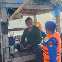 Team Patroli Satpolair Polres Kep. Seribu Berikan Himbauan Kamtibmas dan Keselamatan Berlayar di Perairan Pulau Pramuka