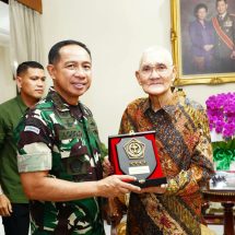 Panglima TNI Kunjungi Sesepuh TNI Jenderal TNI (Purn) Try Sutrisno