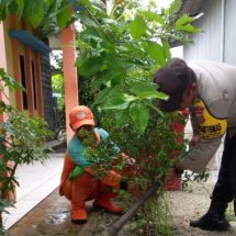 Polsek Kepulauan Seribu Utara Bersama Warga Tanam Pohon untuk Reduksi Polusi Udara