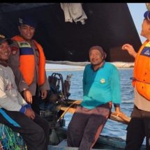 Team Patroli Satpolair Polres Kepulauan Seribu Bersama Kapal Patroli KP. VII – 40 – 203 Himbau Keselamatan dan Sukseskan Pemilu 2024 di Perairan Pulau Pari