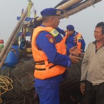 Team Patroli Satpolair Polres Kepulauan Seribu Ajak Nelayan Ciptakan Keselamatan dan Sukseskan Pemilu 2024 di Perairan Pulau Untung Jawa