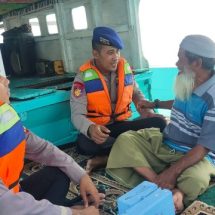 Team Patroli Satpolair Polres Kepulauan Seribu Himbau Keselamatan dan Sukseskan Pemilu 2024 di Perairan Pulau Lancang