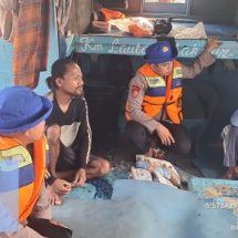 Team Satpolair Polres Kep. Seribu Himbau Nelayan Ikut Sukseskan Pemilu 2024 di Pulau Pari