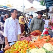 Presiden Jokowi Cek Harga Kebutuhan Pokok di Pasar Rogojampi, Ini Kata Siti dan Nina!