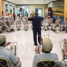 Pejabat Pemkot Jakut Berlatih Alat Musik Angklung