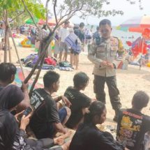 Bhabinkamtibmas Pulau Untung Jawa Himbau Wisatawan untuk Selamat Berwisata Laut Sambil Sukseskan Pemilu 2024