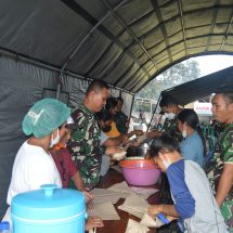 TNI Dirikan Tenda Kesehatan Dan Dapur Umum Bantu Korban Erupsi Gunung Lewotobi NTT