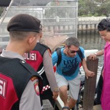 Sat Samapta Polres Kepulauan Seribu Amankan Kedatangan Wisatawan di Dermaga 16 Marina Ancol untuk Pastikan Keselamatan