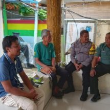 Sinergitas TNI/Polri Menguat: Aipda Sidik dan Babinsa Pulau Harapan Sambangi Warga, Ajak Sukseskan Pemilu 2024 untuk Kamtibmas Aman dan Kondusif