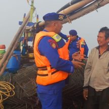Team Patroli Satpolair Polres Kepulauan Seribu Gelar Patroli Malam Laut Dialogis di Perairan Pulau Untung Jawa: Himbau Keselamatan dan Sukseskan Pemilu 2024