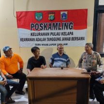 Bhabinkamtibmas Pulau Kelapa Ajak Warga Lakukan Poskamling dan Bijak Gunakan Media Sosial Jelang Pemilu 2024
